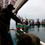 Babinda anggota Koramil 0820/05 Tongas, Sertu Burhan turut serta serta dalam kegiatan penaburan bibit ikan kerapu FOTO : AHMAD SUGENG LAKSONO