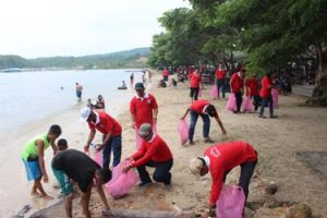Alumni SMANSA 80 an Kendari Bersih-Bersih Pantai