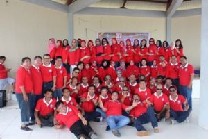 Alumni SMANSA 80 an Kendari Bersih-Bersih Pantai