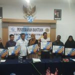 Pimpinan PT Jasaraharja Sultra foto bersama Mitra usai penyerahan bantuan program kemitraan dan Lingkungan. FOTO : BAIM. J