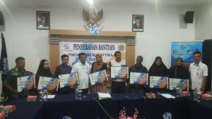 Pimpinan PT Jasaraharja Sultra foto bersama Mitra usai penyerahan bantuan program kemitraan dan Lingkungan. FOTO : BAIM. J