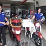 Hasjrat Abadi bersama produk yang ditawarkan ke konsumen FOTO : BAIM