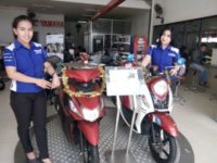 Hasjrat Abadi bersama produk yang ditawarkan ke konsumen FOTO : BAIM