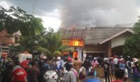 Si Jago Merah Luluhlantahkan Rumah Warga di Lorong Kamboja &nbsp;