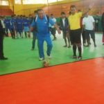 Walikota Kendari Dr. Ir H. Asrun, M. Eng Sc menendang bola pertama pertanda dimulainya kejuaraan futsal KNPI Cup I Kota Kendari. FOTO : BAIM.J