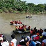 Hari Air Se Dunia, Walikota Solo dan Wakil bupati Sukohardjo pimpin pembersihan sungai dari sampah dengan menggunakan boat dari Tim SAR. FOTO : BISMA SURYA KURNIAWAN