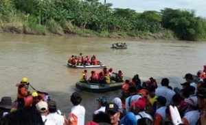 Hari Air Se Dunia, Walikota Solo dan Wakil bupati Sukohardjo pimpin pembersihan sungai dari sampah dengan menggunakan boat dari Tim SAR. FOTO : BISMA SURYA KURNIAWAN