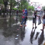 Komnunitas ARpac dan ITS melakukan kegiatan pungut sampah pasca car free days di kota solo meski hujan deras yang turun. FOTO : BISMA SURYA KURNIAWAN