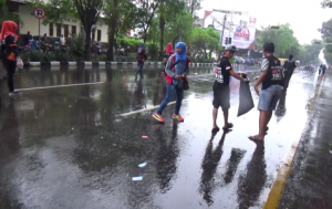 Komnunitas ARpac dan ITS melakukan kegiatan pungut sampah pasca car free days di kota solo meski hujan deras yang turun. FOTO : BISMA SURYA KURNIAWAN