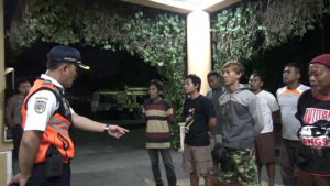 Juru parkir Liar yang sementara diberikan pemngarahan oleh petugas Dinas perhubungan Kota Solo. FOTO : BISMA SURYA KURNIAWAN