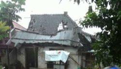 Bencana Putting Beliung Robohkan Pohon dan Timpa Rumah Warga