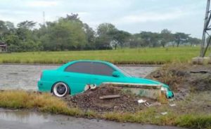 Sopir Mengantuk, &nbsp;Mobil Terpeosok ke Sawah