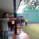 Komandan Koren 143 HO Kol. Inf Andi Perdana Kahar saat membidik sasara tembak di lapangan tembak Korem . FOTO : HERMAN
