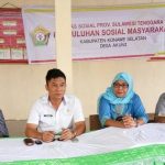 Kepala dinas Sosial kabupaten konsel Burahim, S.Pd, M.Pd (Baju Putih) saat melaksanakan penyluhan PMKS dan PSKS di desa Akuni kecamatan Tinanggea. FOTO : MAHIDIN
