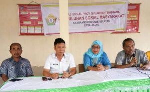 Kepala dinas Sosial kabupaten konsel Burahim, S.Pd, M.Pd (Baju Putih) saat melaksanakan penyluhan PMKS dan PSKS di desa Akuni kecamatan Tinanggea. FOTO : MAHIDIN