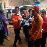 Korban tenggelam atas nama Ahmad Fatir Maulana saat dievakuasi tim SAR Jepara. FOTO : DSW