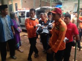 Korban tenggelam atas nama Ahmad Fatir Maulana saat dievakuasi tim SAR Jepara. FOTO : DSW