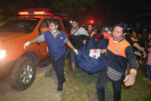 BPBD dan Tim SAR jepara mengevakuasi jenazah yang ditemukan di sungai Jepara. FOTO : DSW