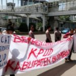Warga Bombana saat berunjuk rasa di di DKPP Jakarta terkait ketidak netralan KPU Setempat. FOTO : IRFAN MUALIM