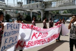 Warga Bombana saat berunjuk rasa di di DKPP Jakarta terkait ketidak netralan KPU Setempat. FOTO : IRFAN MUALIM