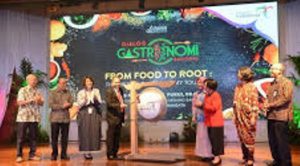 Menteri Pariwisata, Arief Yahya memukul gong pertanda dimulainya dialog Gastronomi Nasional yang kedua serta promosi kuliner Wakatobi. FOTO : IRFAN MUALIM