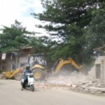 Kendaraan alat berat digunakan untuk meratakan kios di pasar panjang. FOTO : FT