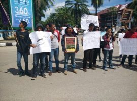 Aksi damai yang dilakukan puliuhan wartawan di Kota kendari Sultra yang mengecam terhadap tindak kekerasan terhadap wartawan. FOTO : FT