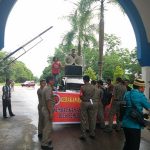 Belasan warga Kota Kendari, yang tergabung dalam gerakan rakyat peduli demokrasi (GRPD) berunjuk rasa di kantor Gubernur. FOTO : FT