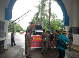 Belasan warga Kota Kendari, yang tergabung dalam gerakan rakyat peduli demokrasi (GRPD) berunjuk rasa di kantor Gubernur. FOTO : FT