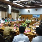 Walikota Kendari pimpin rapat dengar pendapat terkait kisruh lapangan kerja antara dua koperasi di pelabuhan Bungku Toko. FOTO : FT