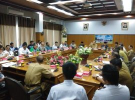 Walikota Kendari pimpin rapat dengar pendapat terkait kisruh lapangan kerja antara dua koperasi di pelabuhan Bungku Toko. FOTO : FT