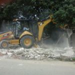 Alat Berat jenis escafator saat mebongkar kios dan lapak pedagang di pasar panjang. FOTO : TAMMA