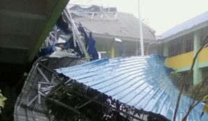 Angin Kencang dan Hujan Robohkan Sejumlah Fasilitas di Kendari