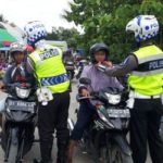 Satlantas Polres Konsel Sosialisasikan Cara Penggunaan Helm Yang Benar