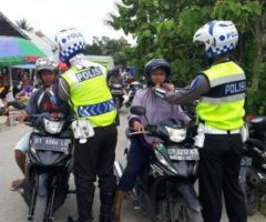 Satlantas Polres Konsel Sosialisasikan Cara Penggunaan Helm Yang Benar