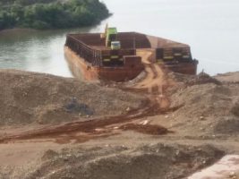 Kapal Tongkang milik PT. Geo Parner Indonesi (GPI) saat mengangkut Are Nikel di Kolaka Utara.