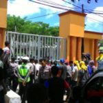 Aksi unjuk rasa di depan Kantor Kemendepag Sultra.