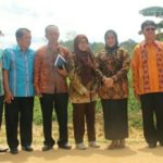 Wakil Bupati Kolaka Timur Hj Andi merya Nur, S.Ip saat mendampingi Peneliti Bulog Sultra Hasbullah saat meninjalu lokasi pembangunan Gudang Dolog. FOTO : JUSRAN
