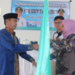 Wakil Bupati Koltim Hj Andi Merya Nur menyerahkan pataka kepada ketua tim rombongan Kafilah MTQ dan disaksikan Asisten III Syamsul Madjid. FOTO : JUSRAN