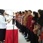 Wakil Bupati kolaka Timur Hj Andi Merya Nur melantik pengurus HMKT di aula kantor Bupati Koltim. FOTO ; JUSRAN