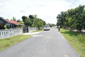 Lokasi lintasan memasuki objek wisata Pantai Cemara Indah (PCI). Masyarakat berharap lokasi ini segera dipasang lampu jalan karena rawan aksi pencurian dan tindakan maksiat. FOTO : MAN