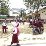 Para orang tua pelajar SD Ketapang Indah Singkil Utara menjemput lebih dini anaknya. FOTO : MAN