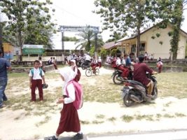 Para orang tua pelajar SD Ketapang Indah Singkil Utara menjemput lebih dini anaknya. FOTO : MAN