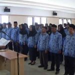 Sekda Kabupaten Kolaka H. Poitu Murtopo saat melantik 53 Kepala Sekolah lingkup Dinas pendidikan dan kebudayaan kabupaten Kolaka. FOTO : LAN