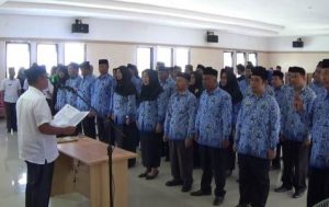 Sekda Kabupaten Kolaka H. Poitu Murtopo saat melantik 53 Kepala Sekolah lingkup Dinas pendidikan dan kebudayaan kabupaten Kolaka. FOTO : LAN
