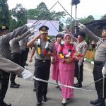 Kapolres baru Konawe Selatan AKBP Yeyen Lesmana di dampingi Istri di sambut dengan upacara Dinas Kepolisian oleh anggota Polres Konsel. FOTO : MAHIDIN