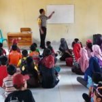 Bhabinkantibmas Desa Wuura Brigadir Kepala I Putu M Saputra saat memberikan les Pprivat bahasa Inggris kepada pelajar SD Wuura dan sekitarnya. FOTO : MAHIDIN