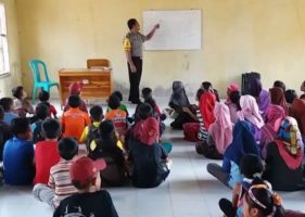 Pelajar SD Diberikan Less Privat Bahasa Inggris Dari Bhabinkantibmas