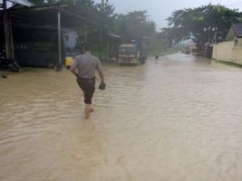 genangan banjir yang melanda Markas Komado Polres Konawe Selatan Sore tadi. FOTO : MAHIDIN