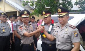 Isak Tangis Pecah Saat AKBP H. Hendrik Widyana Tinggalkan Mapolres Konsel.